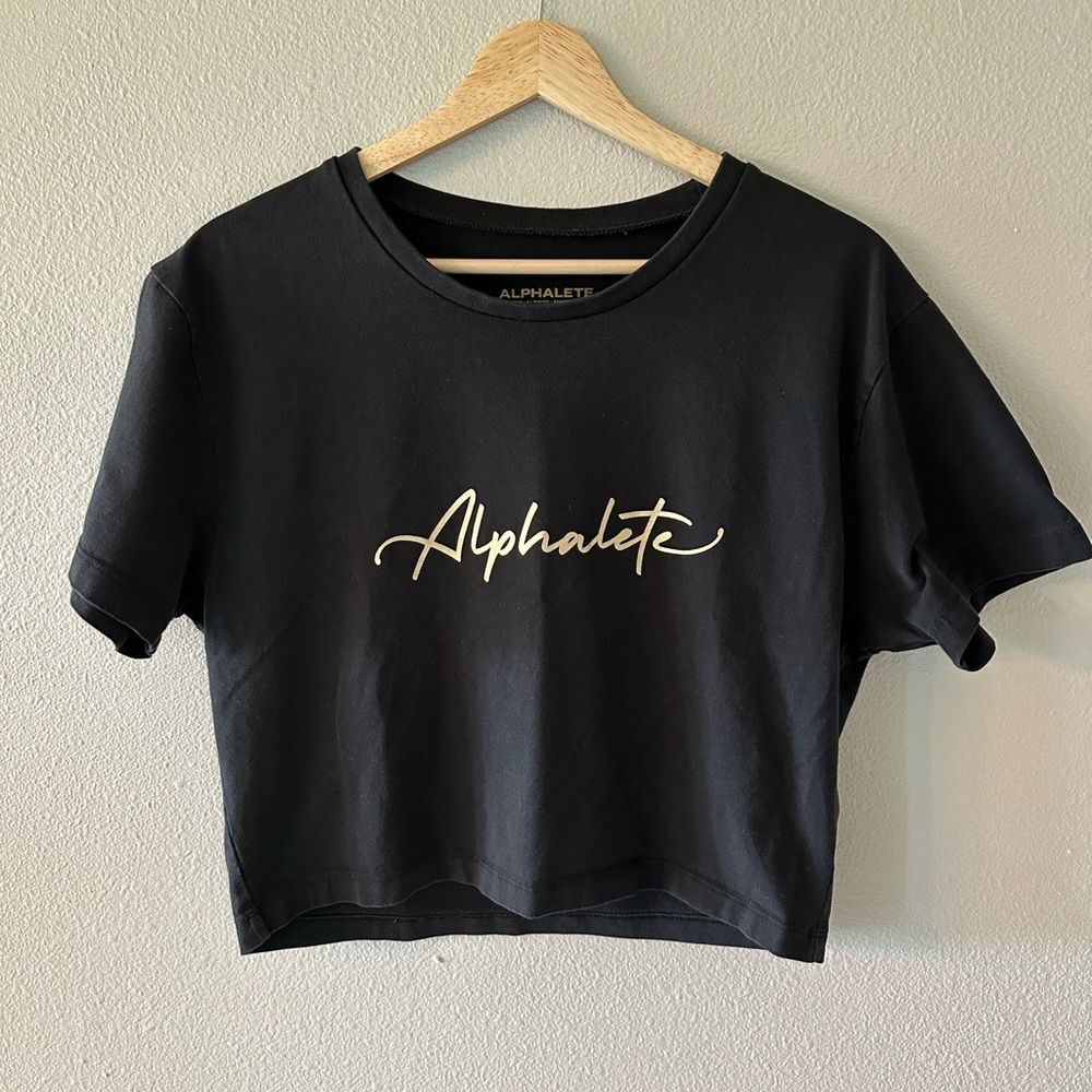 Alphalete Women’s Crop Short Sleeve Logo Tee in Black and Gold Size XXL